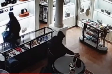 (VIDEO) Kolima uleteli u butik, pa opustošili GUČIJEVU radnju: Srbin i Bosanac uhapšeni u Italiji