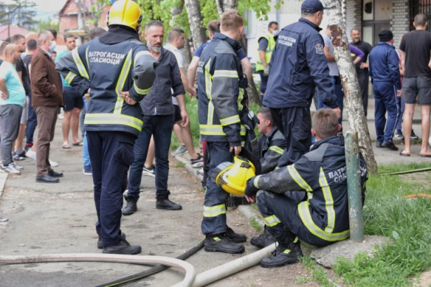 SLIKA KLONULOG VATROGASCA S PARČETOM TORTE POTRESLA SRBIJU! Vukašin se borio s vatrom u Novom Sadu DOK JE NAPADAČ PUCAO: Nisam čuo pucnje, gasio sam požar (FOTO, VIDEO)