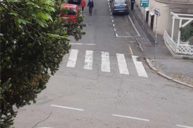 (FOTO) JEDVA DOČEKALI: Penzioneri iskoristili priliku i izašli u šetnju