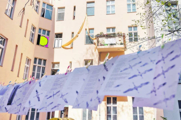 Kolektivne izložbe širom Evrope u doba korone: Umetnost sa balkona!