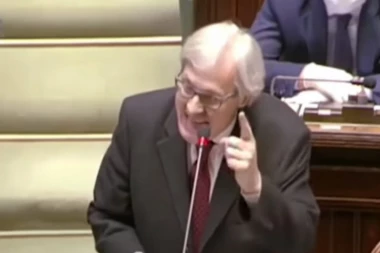 (VIDEO) Govor koji je uzdrmao čitav svet: Ugledni narodni poslanik optužio italijansku vladu da lažira broj žrtava koronavirusa
