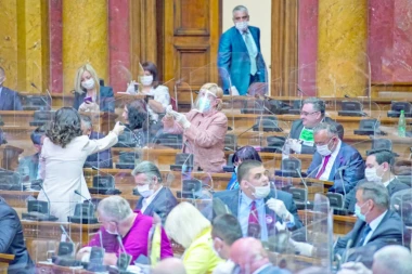 (FOTO) Poslanici pod punom ratnom opremom, zasedanje kao u rovovima