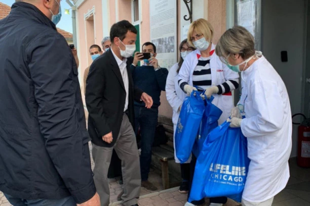 (FOTO) Vredna donacija Fondacije "Halijard" Domu zdravlja u Pranjanima