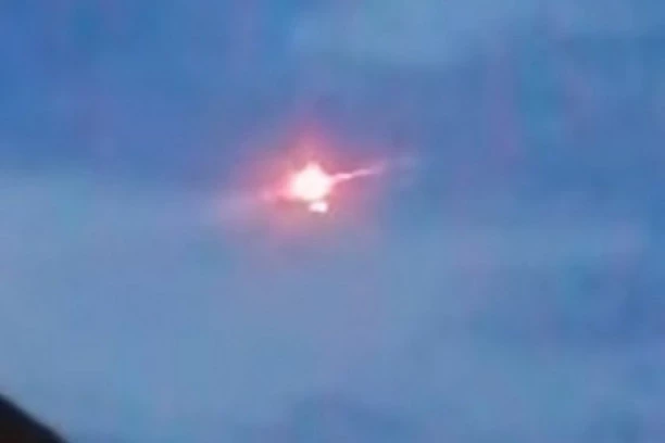 (VIDEO) Čudna pojava na nebu iznad Beograda! Stanovnici u panici posmatrali NLO