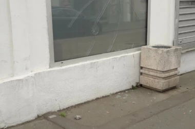 (FOTO) Razbijena stakla na stranačkim prostorijama SNS u Zemunu!