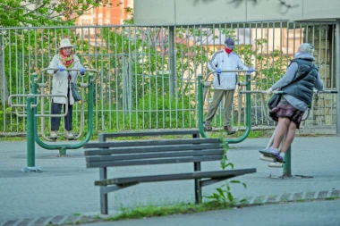(FOTO) U zdravom telu, zdrav duh: Desant na sprave za  vežbanje