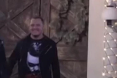 (VIDEO) ŠOKČINA! GASTOZ PONOVO U ZADRUZI: Učesnici skočili na noge, Marko i Luna se zavukli ispod pokrivača!