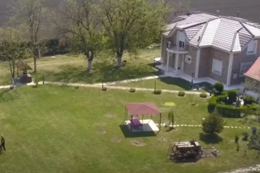 (VIDEO) ISPLIVAO SNIMAK IZ DRONA! KO U HOLIVUDSKIM FILMOVIMA: Ovo je LUKSUZNI SALAŠ Nataše Bekvalac!