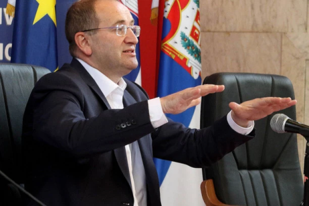 KRITIČNO U NOVOM SADU: Sve bolnice pune, broj zaraženih ne opada, neophodne teže mere!