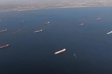 (VIDEO) PRIZOR KOJI NIKADA NIJE VIĐEN U SAD: Desetine taknera sa naftom plove morima, evo šta se krije iza svega!