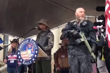 (VIDEO) PROTEST POD ORUŽJEM: Demonstranti u Mičigenu upali u Senat, traže kraj vanrednog stanja! OGLASIO SE I TRAMP!