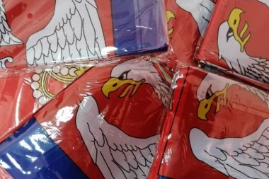 POKLANJAMO 50 SRPSKIH ZASTAVA: Republika daruje čitaoce BARJAKOM POBEDE!