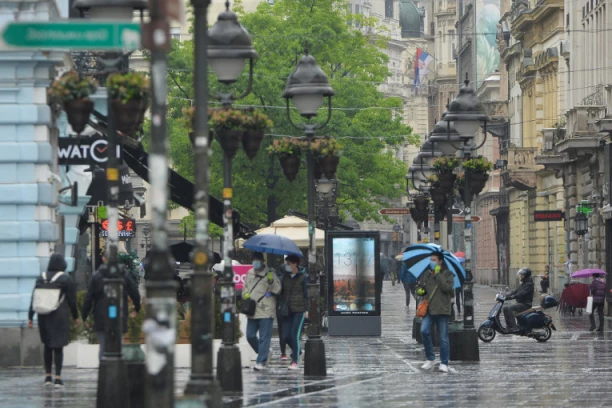(FOTO) Nema zabrane kretanja, ali kiša rasterala šetače