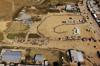 (FOTO) Hiljade ljudi u redovima za hranu u Južnoafričkoj republici
