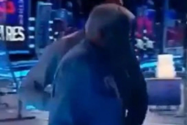 (VIDEO 18+) MEGASKANDAL! Naš popularni pevač se skinuo usred emisije, pa nasrnuo na voditelja, obezbeđenje ga izbacilo!