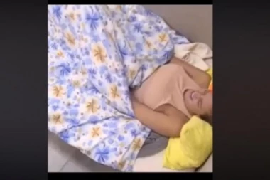 (VIDEO 18+) OBRADILA MAČKICU ZA SVE PARE: Luna zavukla ruke u gaće pa se ODVALILA OD MASTURBIRANJA!