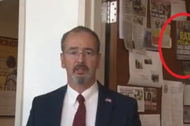 Godfri drži na zidu naslovnicu Srpskog telegrafa