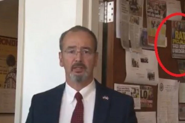 Godfri drži na zidu naslovnicu Srpskog telegrafa