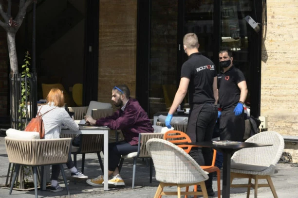 (VIDEO) Skidamo kapu! Pogledajte kako konobari uslužuju goste, posle ukidanja vanrednih mera!