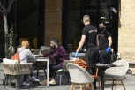 (VIDEO) Skidamo kapu! Pogledajte kako konobari uslužuju goste, posle ukidanja vanrednih mera!