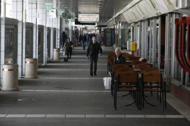 (FOTO) Beogradska autobuska stanica danas: Broj polazaka raste iz sata u sat, nema svađe i guranja