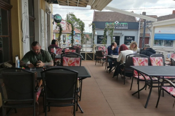 ZATVARAJU SE KAFANE? Krizni štab će zahtevati ZATEZANJE mera zbog britanskog soja korone!