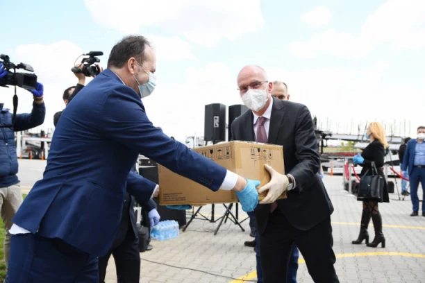 (FOTO) Hemofarm donirao medicinsku opremu od 400.000 evra