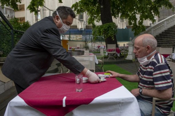 Sanitarna barijera ispred restorana "Kod dvoglavog orla", bezbednost gostiju i osoblja najvažnija