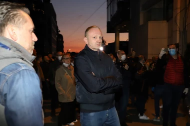 (FOTO) ONI SU POTPUNI CIRKUS: Đilas, Borko i Bastać lažno se predstavljaju kao novinari