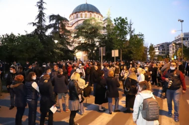 (VIDEO) Građani Vračara puštaju Marš na Drinu kao odgovor Đilasovim huliganima