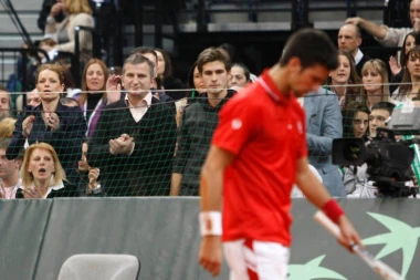 Uhapsite ga dok ne bude kasno: Britanac na najsramniji način izvređao Novaka!