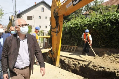 Vesić obišao radove na kanalizacionoj mreži na Medaković planini koji su važni za više od 600 porodica