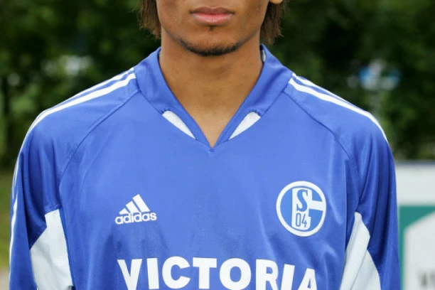 Bivši fudbaler Šalkea izmislio filmsku prevaru: Lažirao smrt da zgrne lovu!