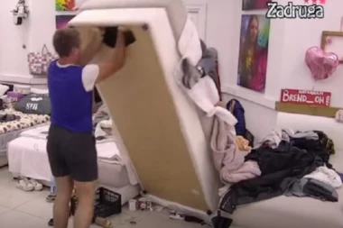 Prekipelo mu: Orozović prevrnuo krevet sa sve Brendonom, zadrugar se onesvestio!