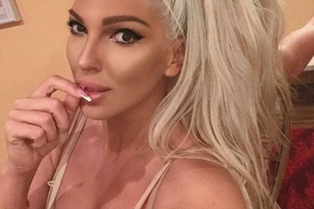 (FOTO) KARLEUŠA JE BILA SMRTNO ZALJUBLJENA U OVOG POZNATOG PEVAČA: On je ipak izabrao NJU, sa njom ima dete: Jelena ga nikada nije zanimala - ZANEMEĆETE KAD VIDITE KO JE!