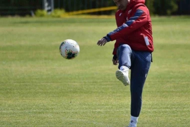 (FOTO) Majstorije na treningu Zvezde: Dejan Stanković vodio "plave" do pobede!