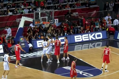 (VIDEO) Sećanje na najveću krađu u istoriji SP: Kako su domaćini uz pomoć sudija osakatili Srbiju i prošli u finale Mundijala!