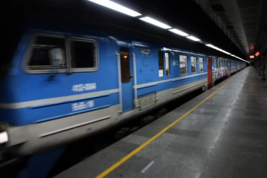 NESREĆA KOD VREOCA! Voz udario automobil! SAOBRAĆAJ NA BARSKOJ PRUZI STOJI!