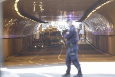 (FOTO) Katastrofa u centru Beograda: Zapalio se autobus u Terazijskom tunelu!