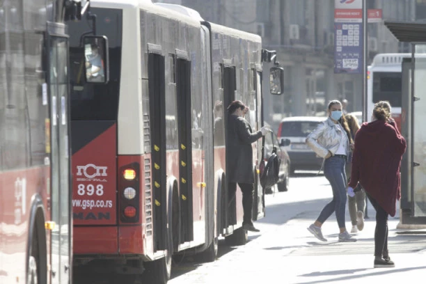 NEZABELEŽENA SRAMOTA U BEOGRADU! Čovek izvadio polni organ i urinirao u balon nasred GSP autobusa dok je pored njega stajala devojčica! ONO ŠTO JE POSLE URADIO TEK JE ZA ZGRAŽAVANJE! (FOTO)