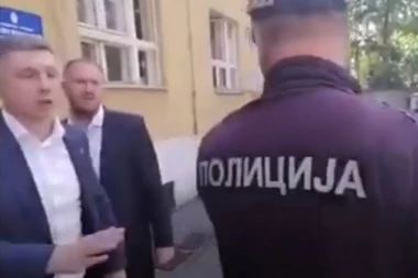 Bahato! Boško ruši narodnu Skupštinu, a vozi se automobilima koje mu narod plaća!