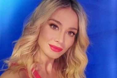 (FOTO) Vatrena plavuša zaplesala od sreće: Italijanska voditeljka napokon izašla iz stana
