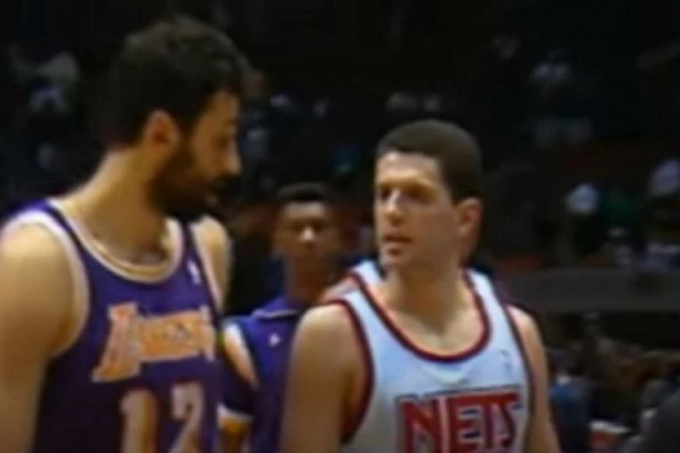 (VIDEO) TRI DECENIJE OD ISTORIJSKOG DOGAĐAJA: Jugoslavija je suvereno osvojila SP, a onda je Divac oteo ustašku zastavu od hrvatskog provokatora!