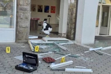 (VIDEO) Pogledajte kako su lopovi digli bankomat za manje od 5 minuta