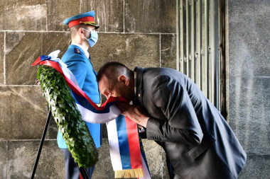 Ministar Vulin položio venac na Spomenik Neznanom junaku uz dirljivu poruku!
