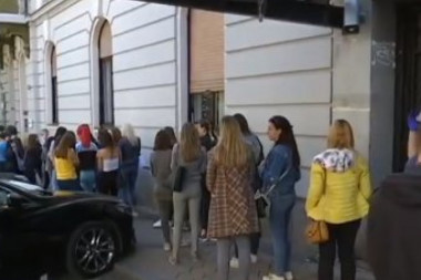 (VIDEO) Sav JAD I BEDA, u jednom snimku: Devojke u Beogradu, bez maski i rukavica jedna do druge čekale u redu, razlog je NEVEROVATAN!
