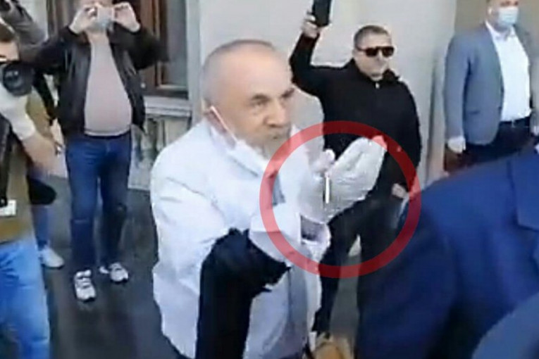 (FOTO, VIDEO) Raskrinkane laži Boška i Marinike da je Rističević imao nož kad su ga linčovali!