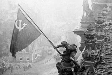 Fejsbuk uklanja fotografije sa Zastavom pobede: Crvenu armiju nazvali opasnom organizacijom!