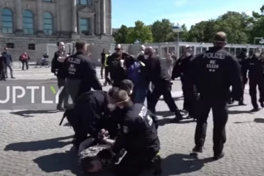 60 demonstranata uhapšeno u Berlinu zbog kršenja mera ograničenog kretanja: Izbili sukobi sa policijom!