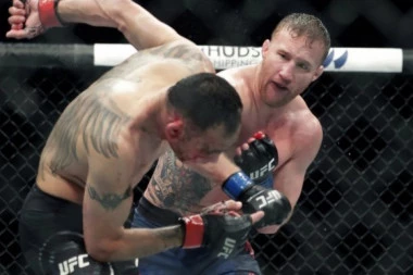 (VIDEO) UFC dobio novog prvaka: Kraj Fergusonove serije, Gejdži pogađao žestoko i krvavo za TITULU!